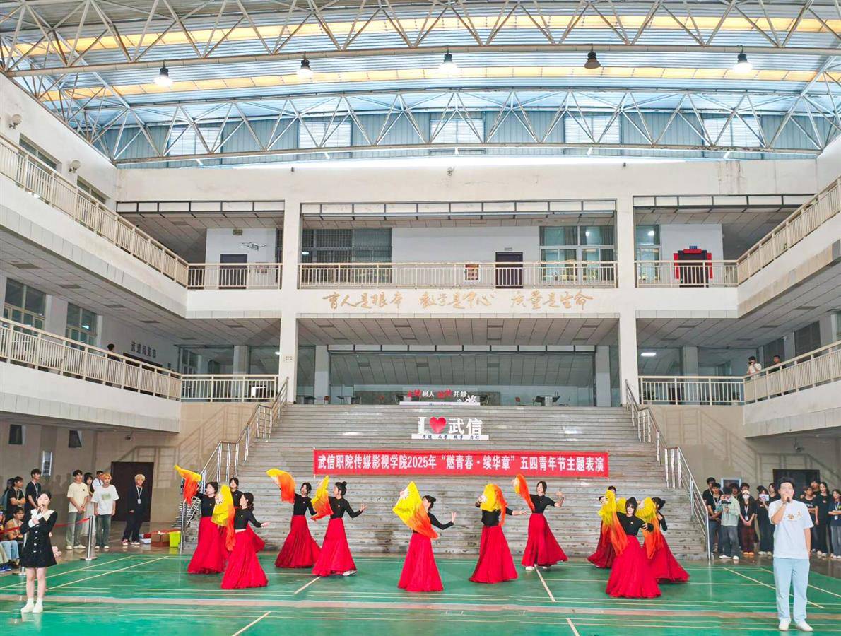 歌伴舞《唱支山歌給黨聽》。