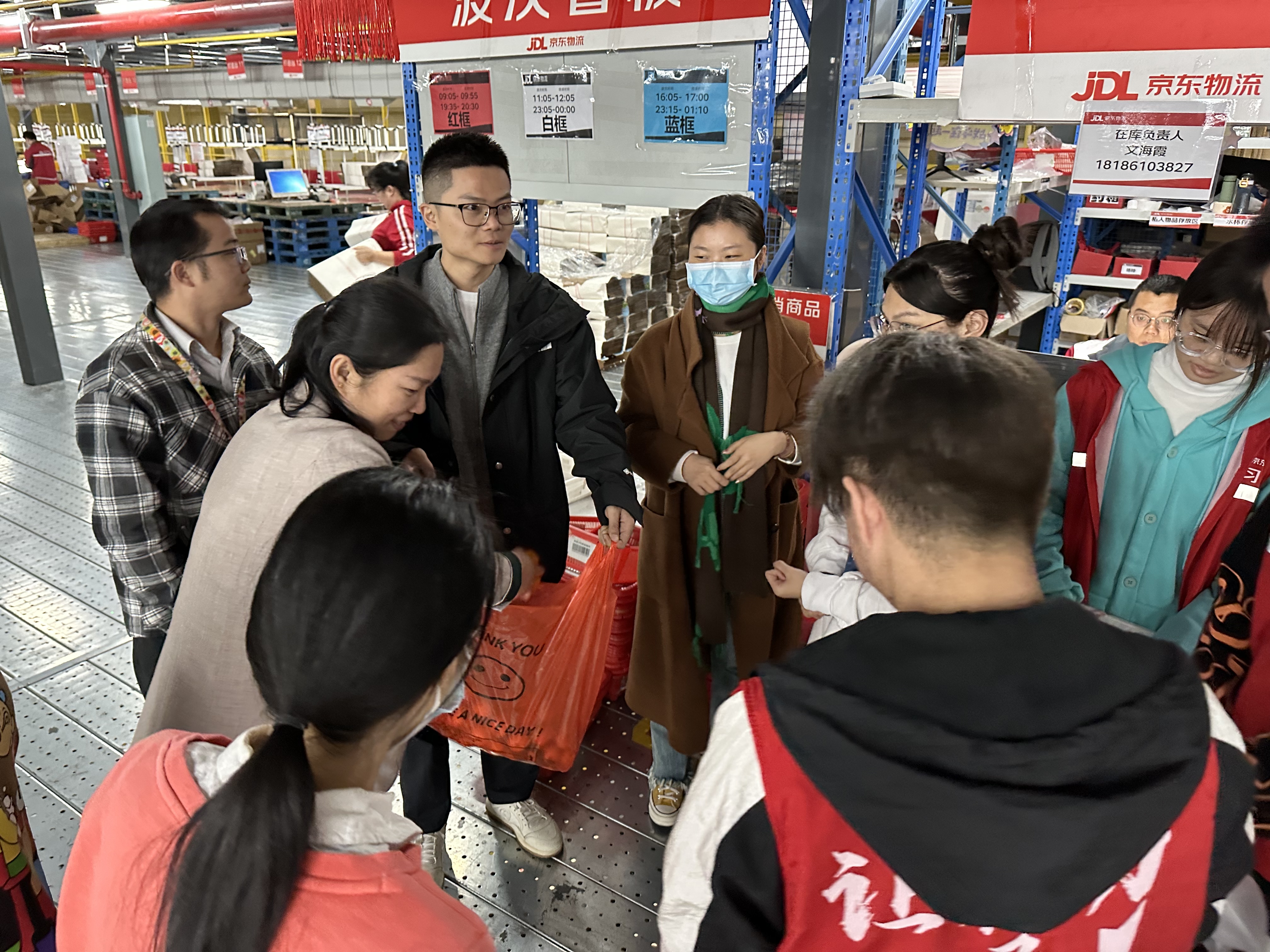 圖4-1 商學(xué)院院長李靜榮、副院長陳萍給倉里學(xué)生發(fā)放慰問品